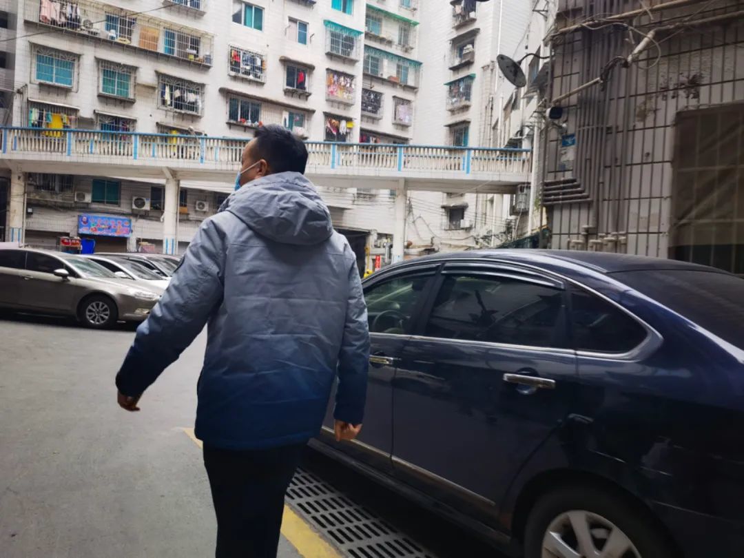 上官正义在贵阳某小区核实涉拐线索