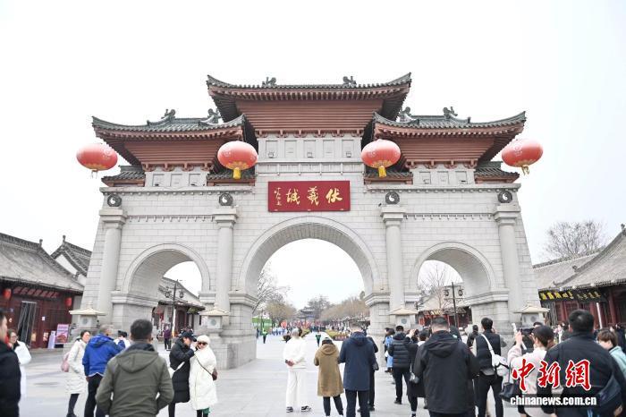 2023年3月，“我和四季有个约会”——“车窗外的春天”旅游主题推广和旅行商考察踩线团体走进天水市伏羲庙景区。资料图　李亚龙　摄