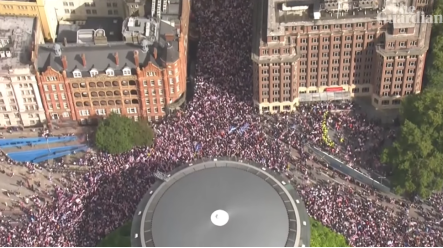 当地时间9月13日，超10万人在英国伦敦参加右翼反移民抗议活动。图源：英国《卫报》视频截图
