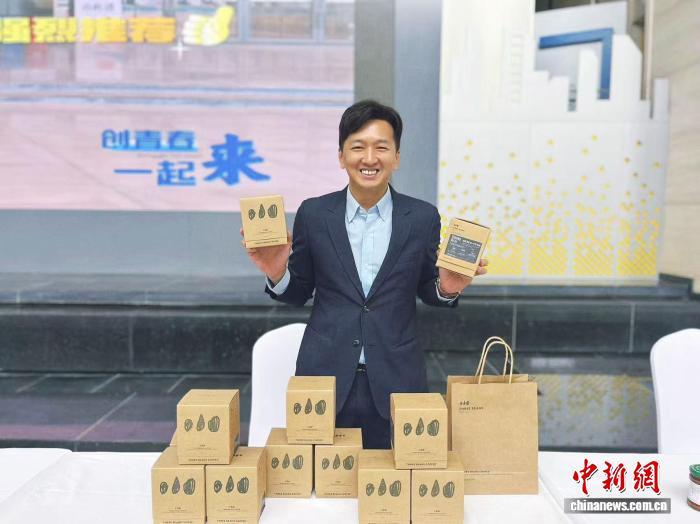 苏允恺展示和团队开发的咖啡产品。受访者 供图