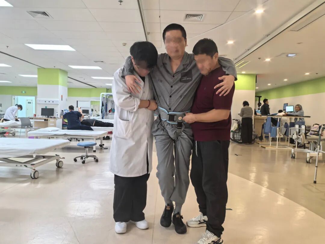 目前,刘先生已能在他人搀扶下自主行走