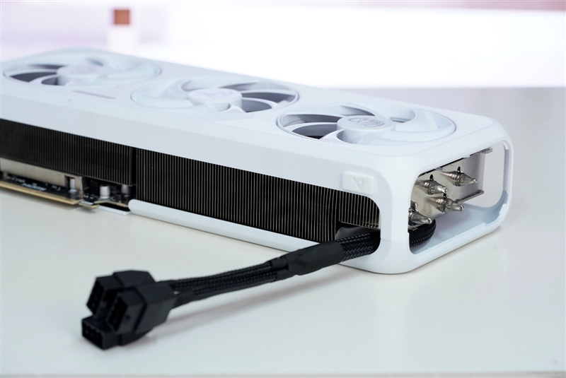 电竞叛客RTX 5070 Ti MAX显卡评测:300W性能释放畅玩4K 隐藏电源线设计海景房绝配