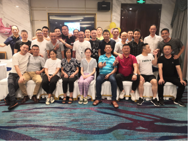 战友们与长大后的郑菘芳。