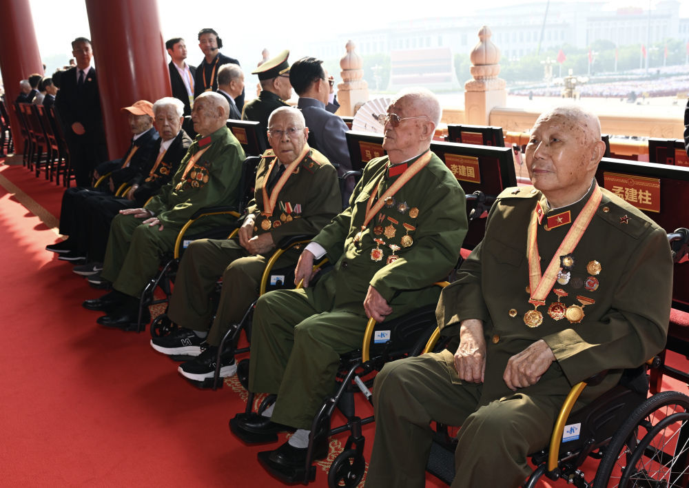 抗战老战士老同志代表在天安门城楼。新华社记者 谢环驰 摄