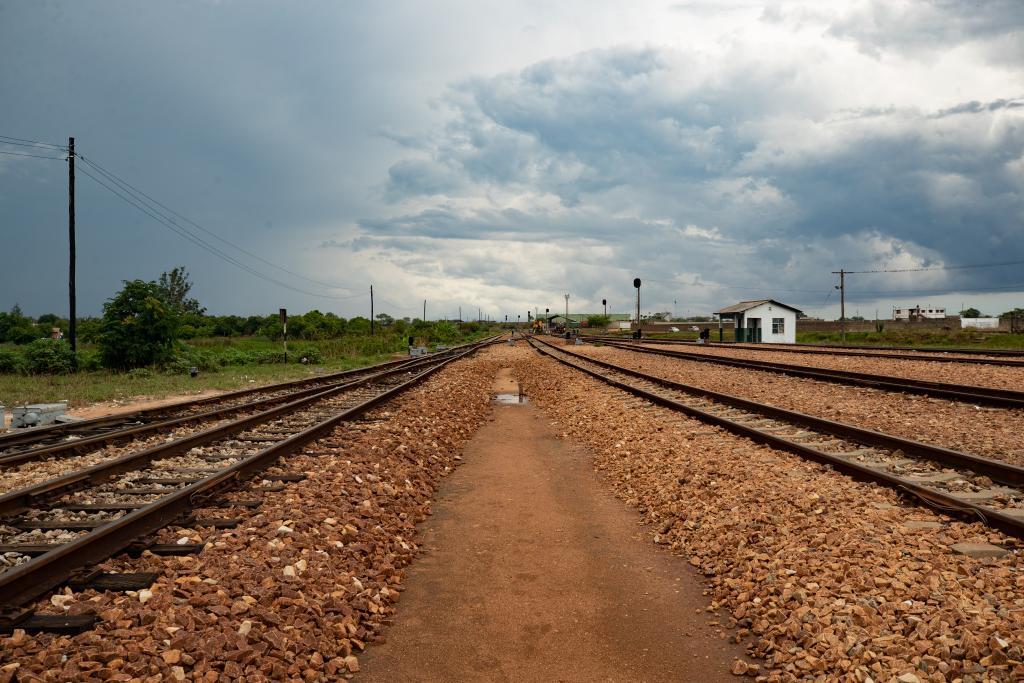这是11月14日拍摄的赞比亚新卡皮里姆波希车站内的轨道。新华社记者 彭立军 摄