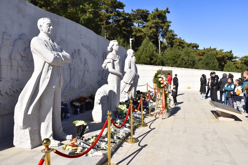 《沉默的荣耀》热播引共鸣,北京西山无名英雄广场迎来瞻仰热潮 IC Photo