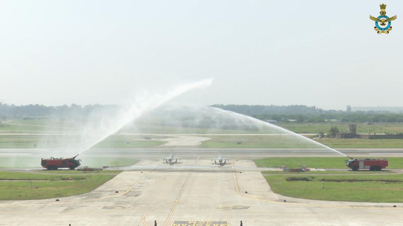 完成最后飞行后,消防车喷出水门迎接返回的米格-21 印度空军