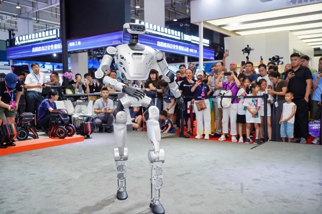 华为或首发国内 eSIM 手机/董明珠回应格力玫瑰空调争议/iPhone 九月有望接入 GPT-5