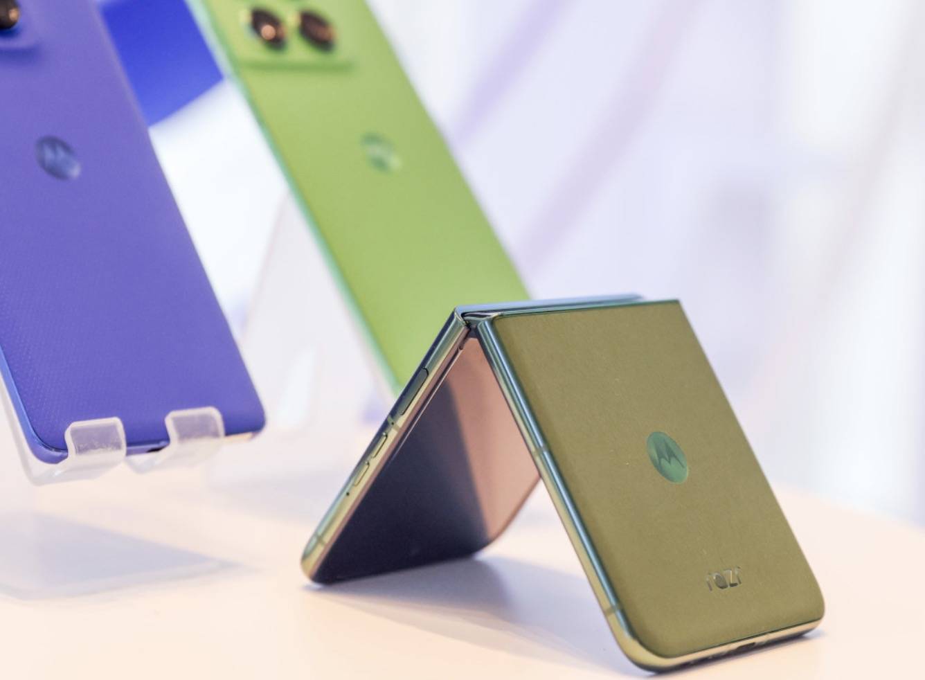 AI 替你玩手机,Moto Razr 60 折了屏幕,还想折叠时间