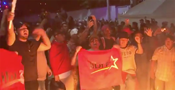 当地时间12月15日,数百名自由与重建党支持者举行抗议。 视频截图