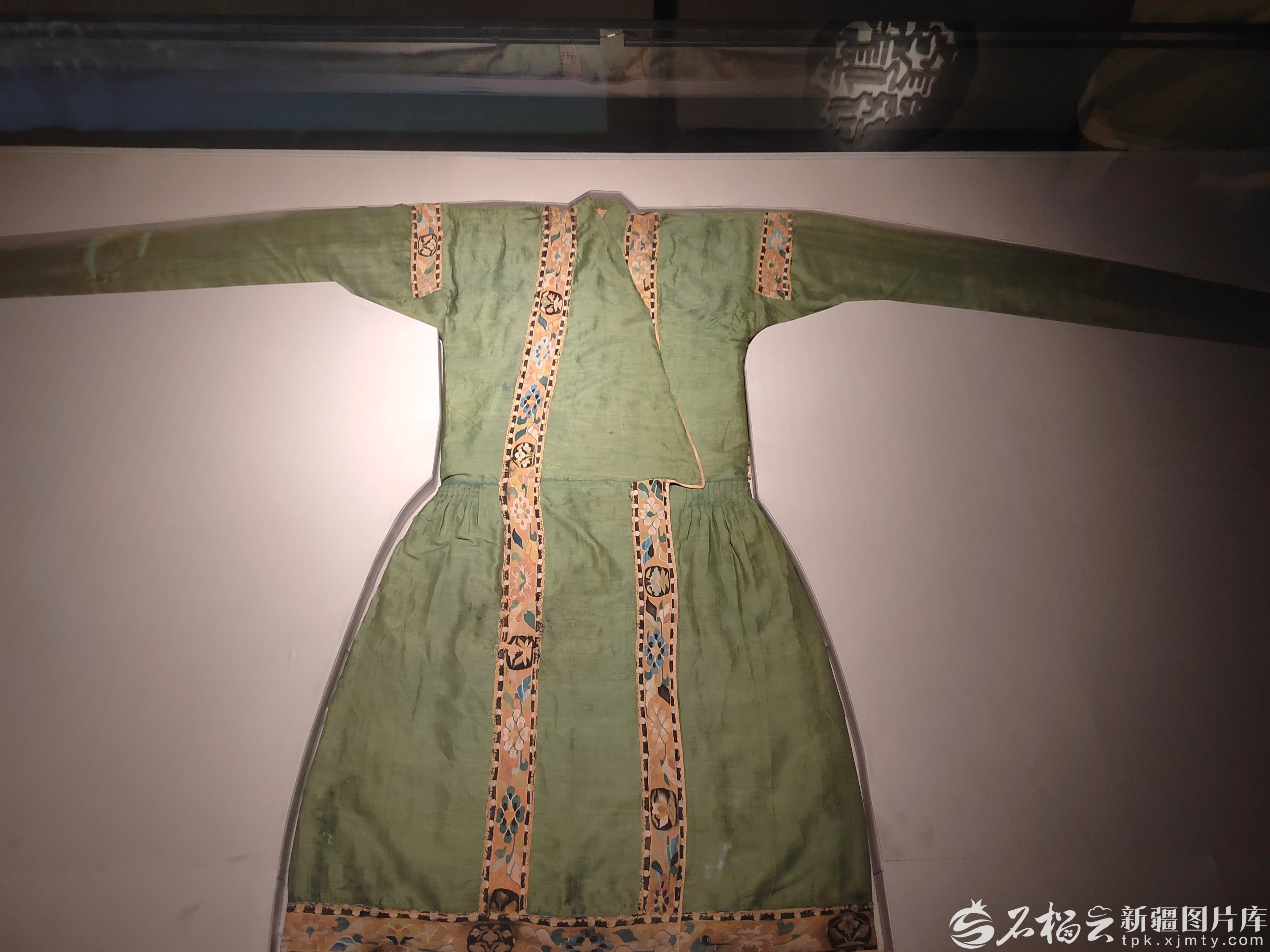 饰缂丝边缘绢棉袍。赵静 摄