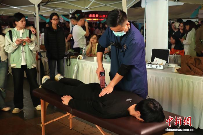 正在体验放松按摩的市民。 熊锦阳 摄