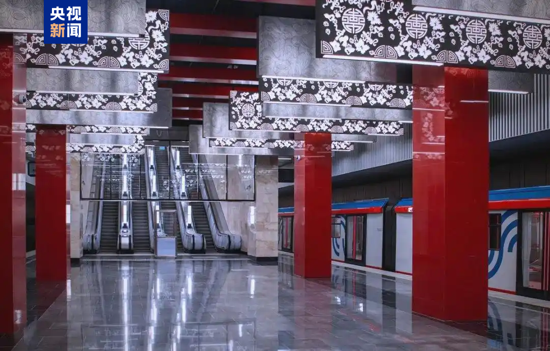 △莫斯科地铁米丘林大街站由中企中标建设,地铁站有红色立柱、团寿纹、祥云等中国元素装饰。