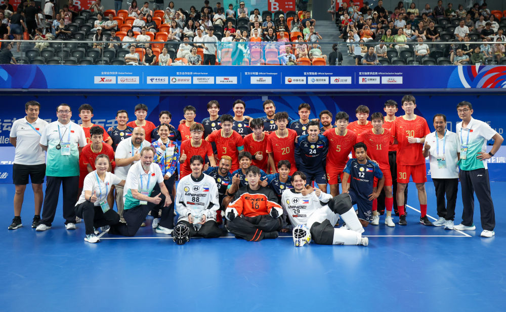 8月12日,中国队与菲律宾队球员、教练在2025年成都世运会软式曲棍球男子第7名争夺赛后合影。