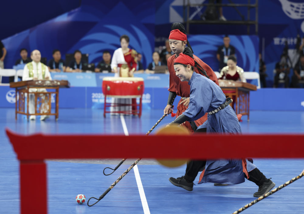 这是8月6日拍摄的步打球表演。新华社记者 张丽芸 摄