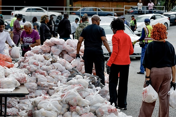 美国亚特兰大:感恩节食物分发活动 视觉中国