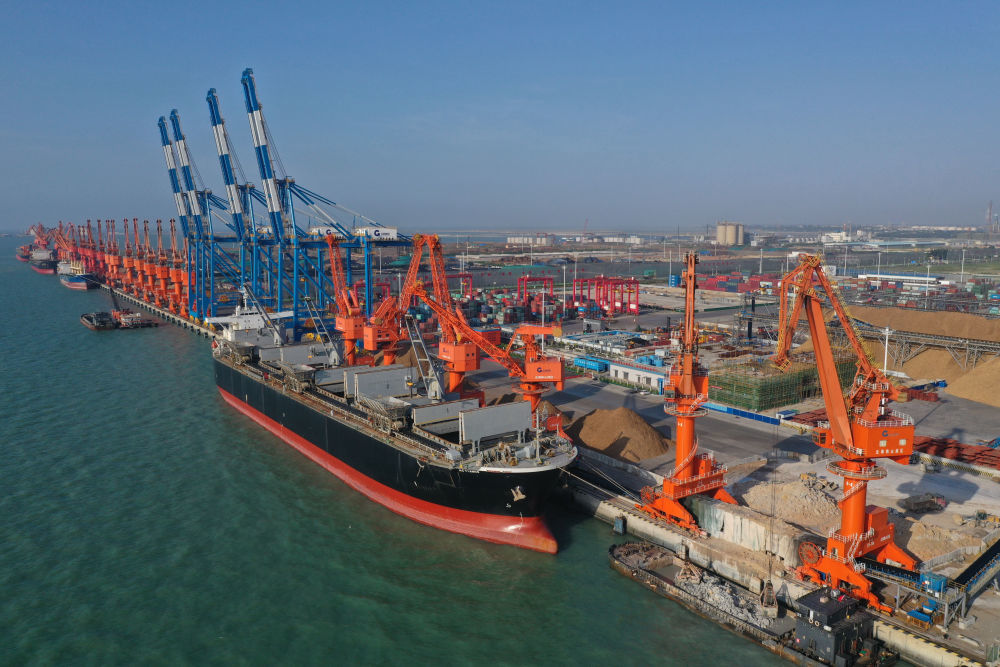 繁忙的广西北海铁山港（2022年9月摄，无人机照片）。新华社记者 黄孝邦 摄