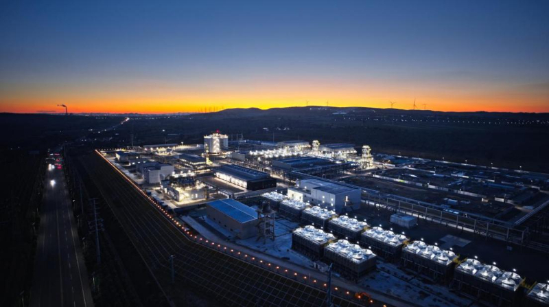 图为位于内蒙古自治区赤峰市的远景赤峰绿色氢氨一体化项目生产基地。新华网发