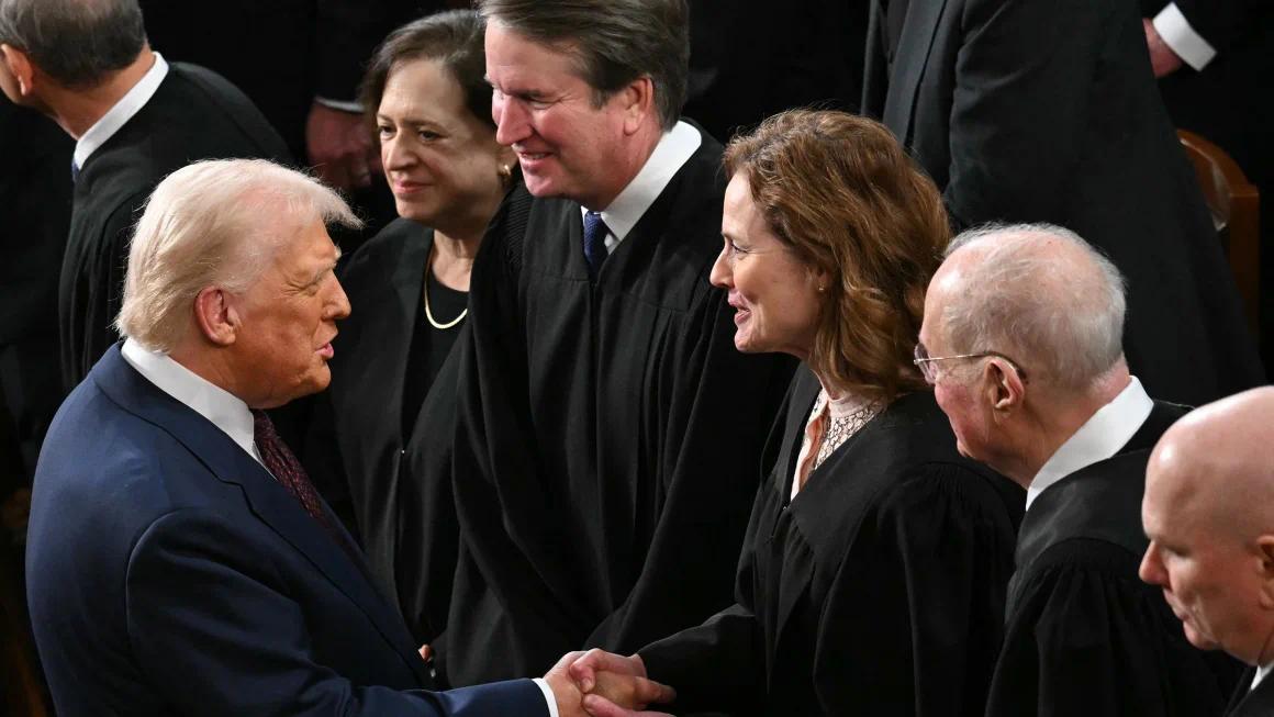 3月4日，特朗普抵达华盛顿特区美国国会大厦众议院会议厅，准备向国会联席会议发表讲话时，与美国最高法院大法官们握手。
