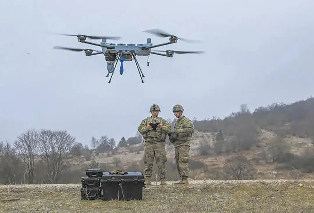 资料图:美军训练用无人机投掷小型炸弹(来源:时报)