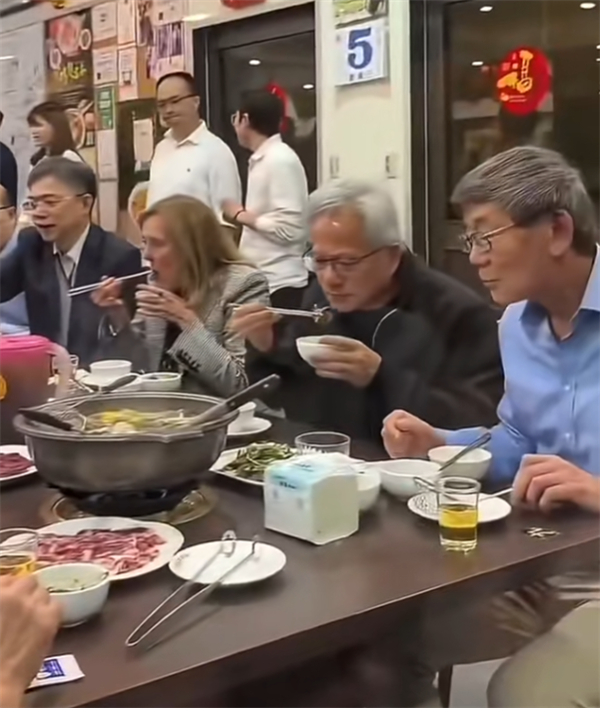 黄仁勋年内第四度造访中国台湾 打卡牛肉火锅店