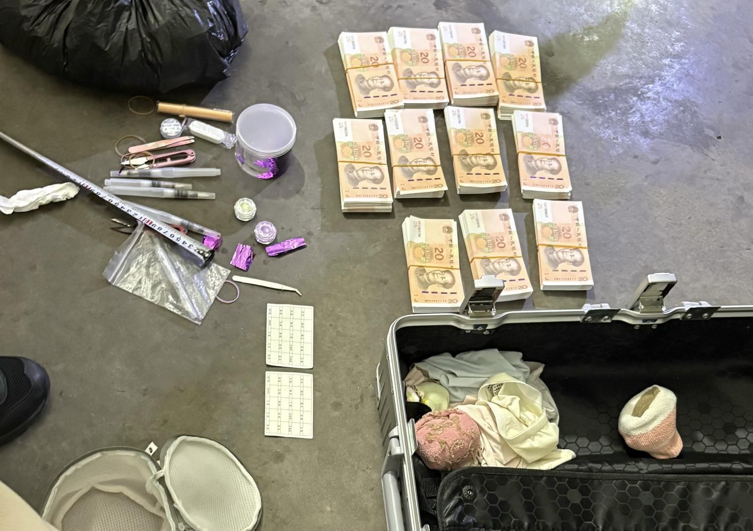 ▲警方查获的假币及作案工具