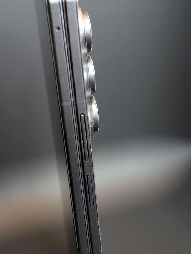 三星Galaxy Z Fold7折叠手机真机曝光:最薄处4.7/10.1毫米