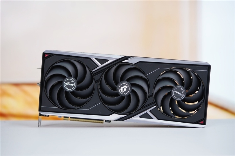 七彩虹iGame RTX 5070 Ti Vulcan OC显卡评测:一键提速降温、磁吸组件玩法多样