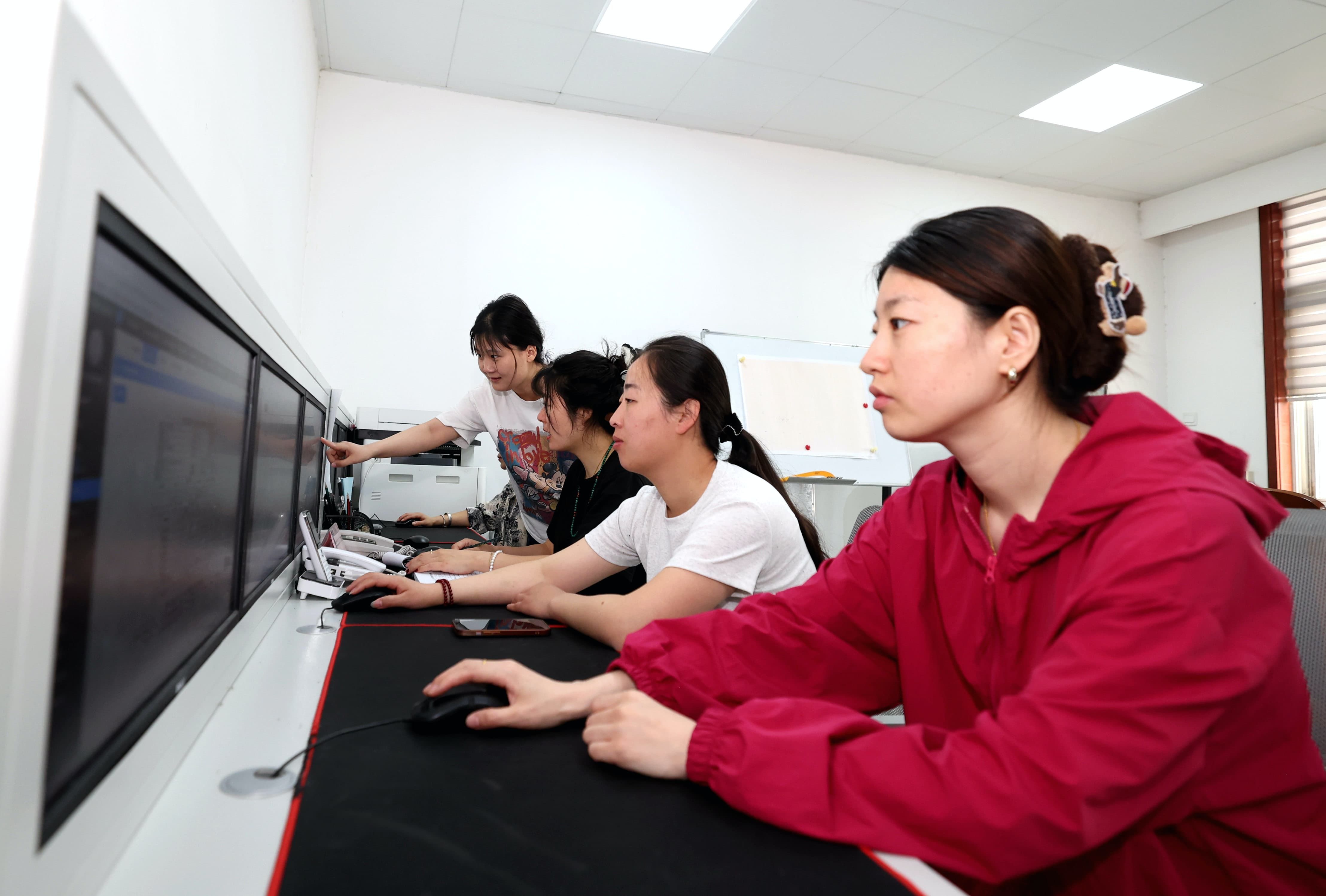 工作人员在观察每日黄河流量数据。