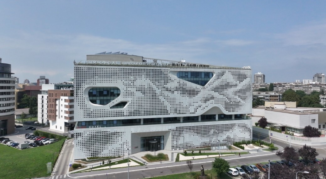 矗立在中国驻南联盟被炸使馆旧址上的贝尔格莱德中国文化中心大厦
