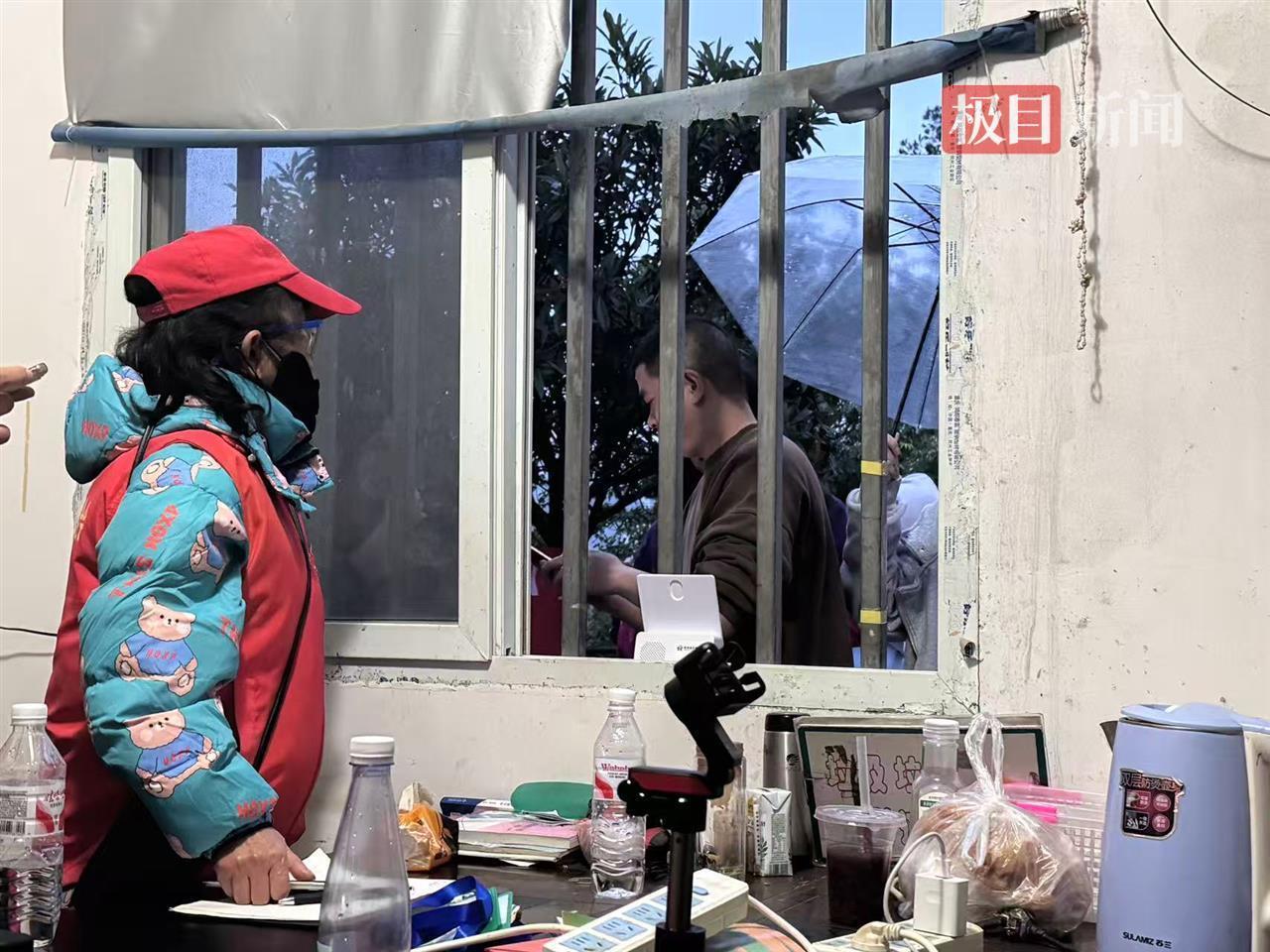 11月2日18时,还有游客前来打卡