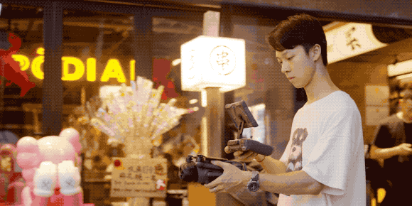 让朋友圈惊艳四座,朋友们只需一台大疆 Mavic 4 Pro