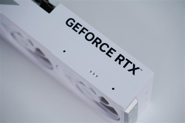 全白色刃式装甲!影驰RTX 5070 Ti圣刃图赏