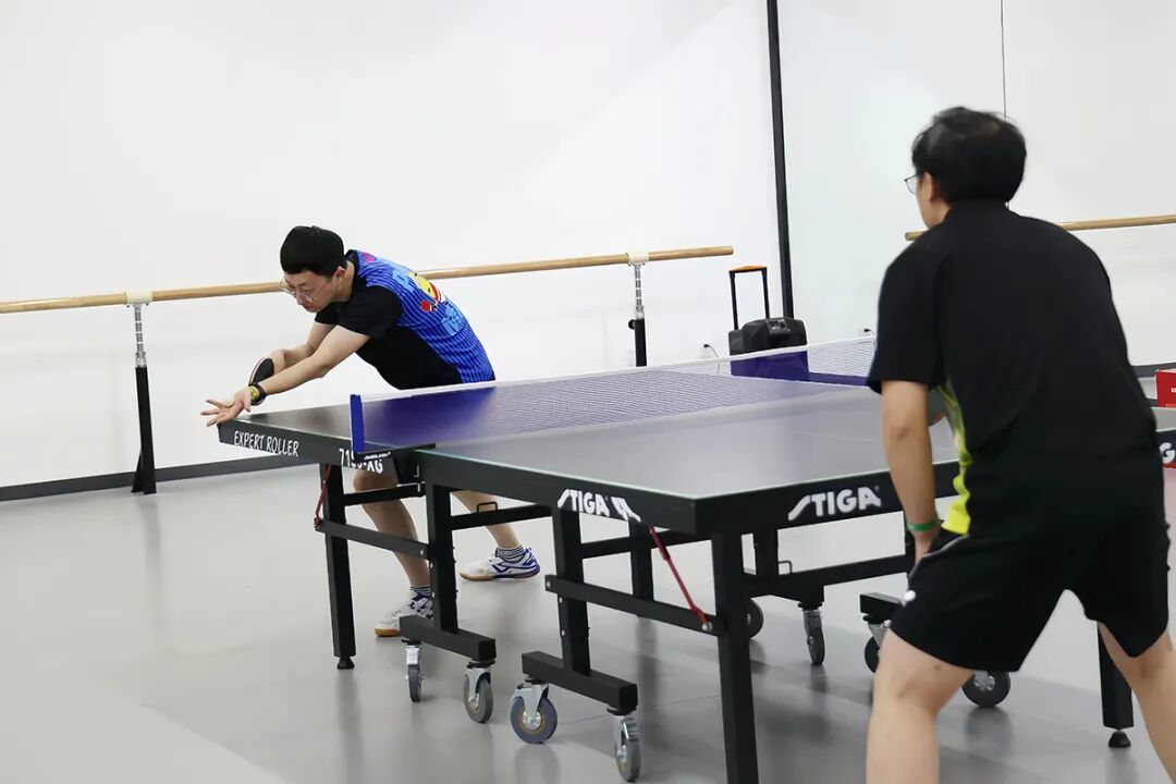 后沙峪商务楼宇管理服务中心党总支举办“国门1号杯”政企乒乓球联谊赛。