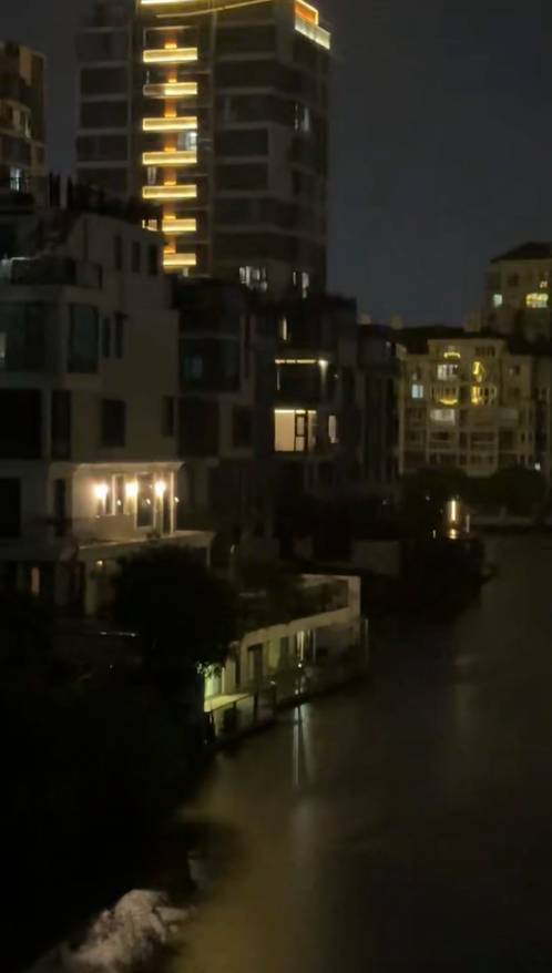 網(wǎng)友錄制的視頻截圖,可以看到河道與一樓住宅的位置。