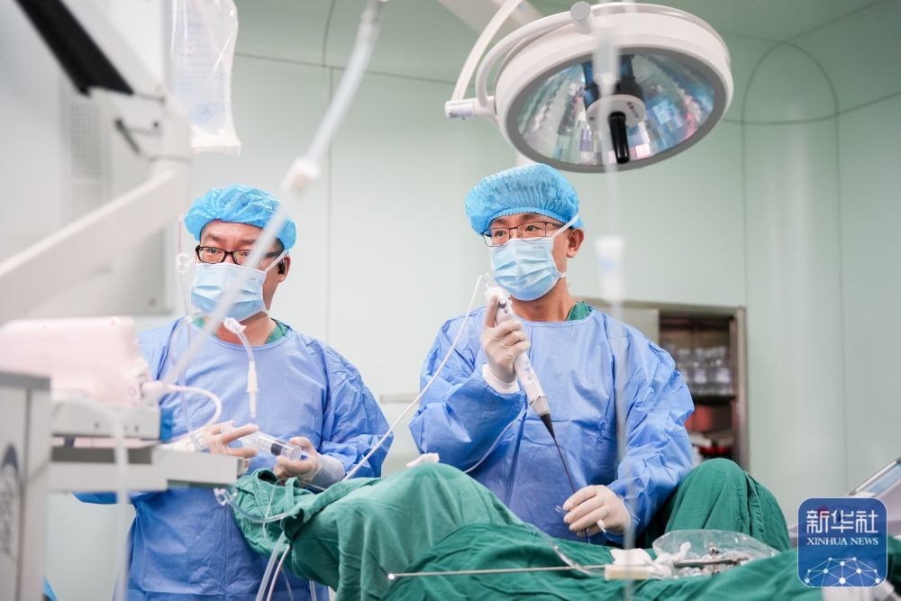 ↑ 在新疆伊犁哈萨克自治州中医医院手术室，江苏援疆医生魏云飞（右）为患者进行手术治疗（2025年7月6日摄）。新华社记者 徐宏岩 摄