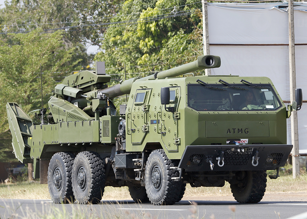 9日,泰国军队的自行榴弹炮在边境地区移动。(视觉中国)