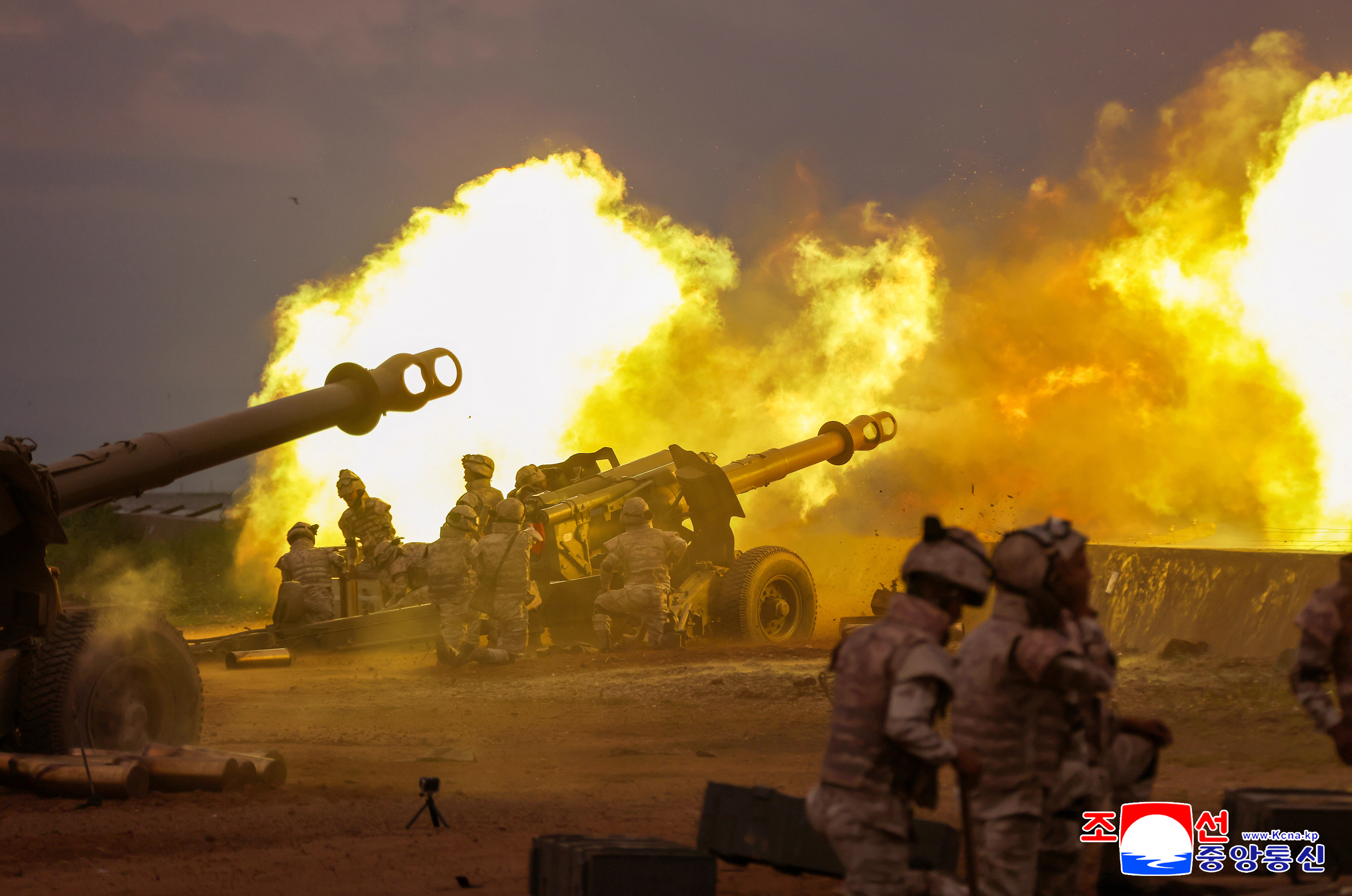 據朝中社7月24日報道,朝鮮勞動黨總書記、國務委員長金正恩23日觀摩了朝鮮人民軍各大聯合部隊炮兵部隊當天進行的火炮射擊訓練比賽。這是朝中社發布的朝鮮人民軍進行火炮射擊訓練比賽的畫面。新華社/朝中社