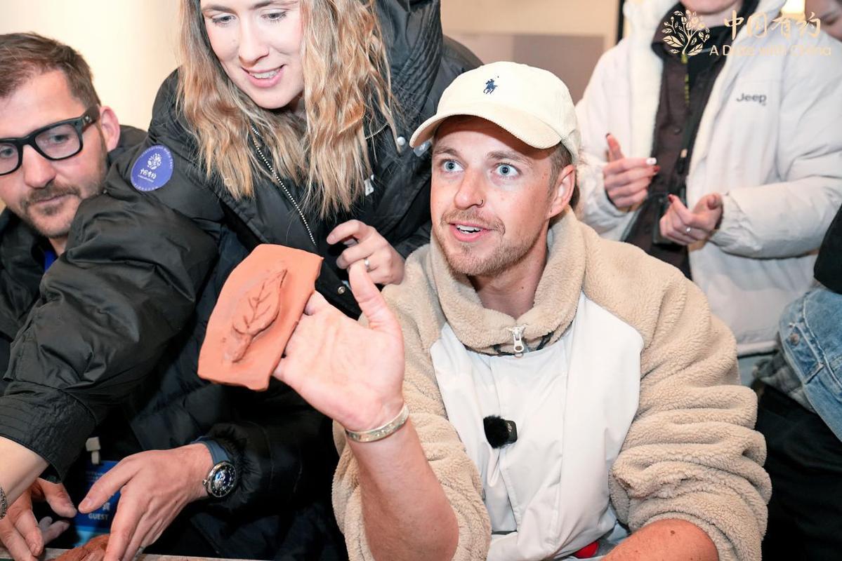 外国朋友展示自己的“泥人”制作。