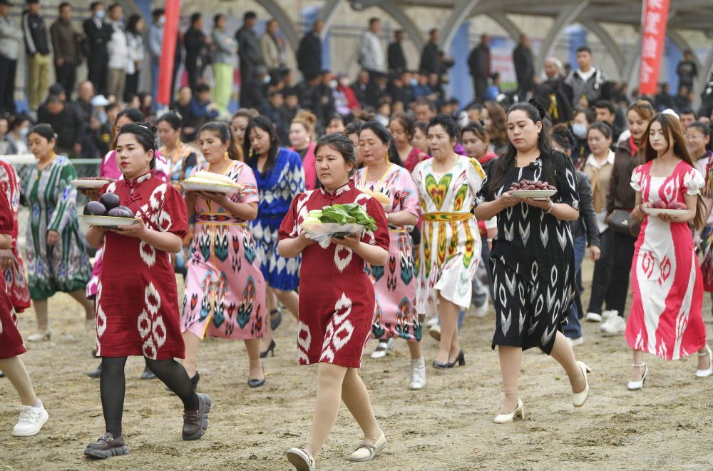 4月12日，参赛代表队捧着本乡的农产品在开幕式上入场。新华社记者 胡虎虎 摄