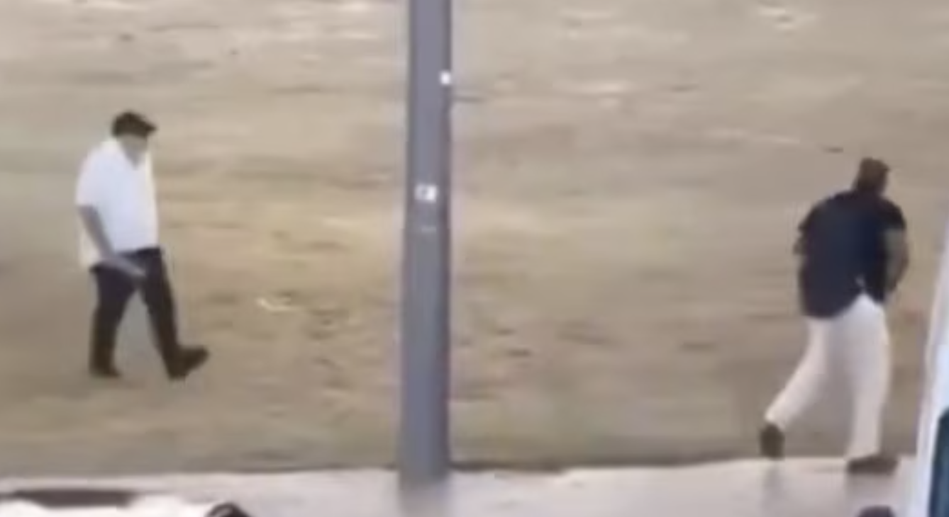 ▲在艾哈迈德抢走枪手武器后,戴帽白衣男子鲁文·莫里森向枪手扔东西