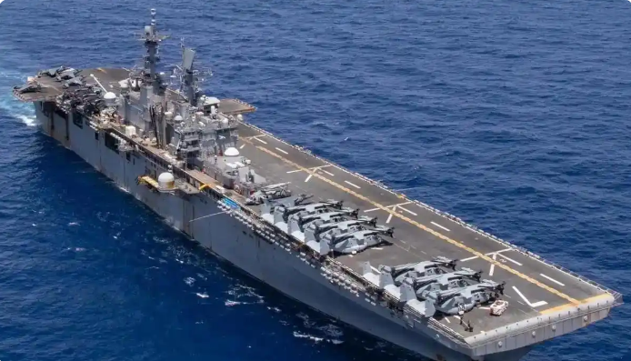 美军“硫磺岛”号两栖攻击舰搭载了多种类型舰载机。