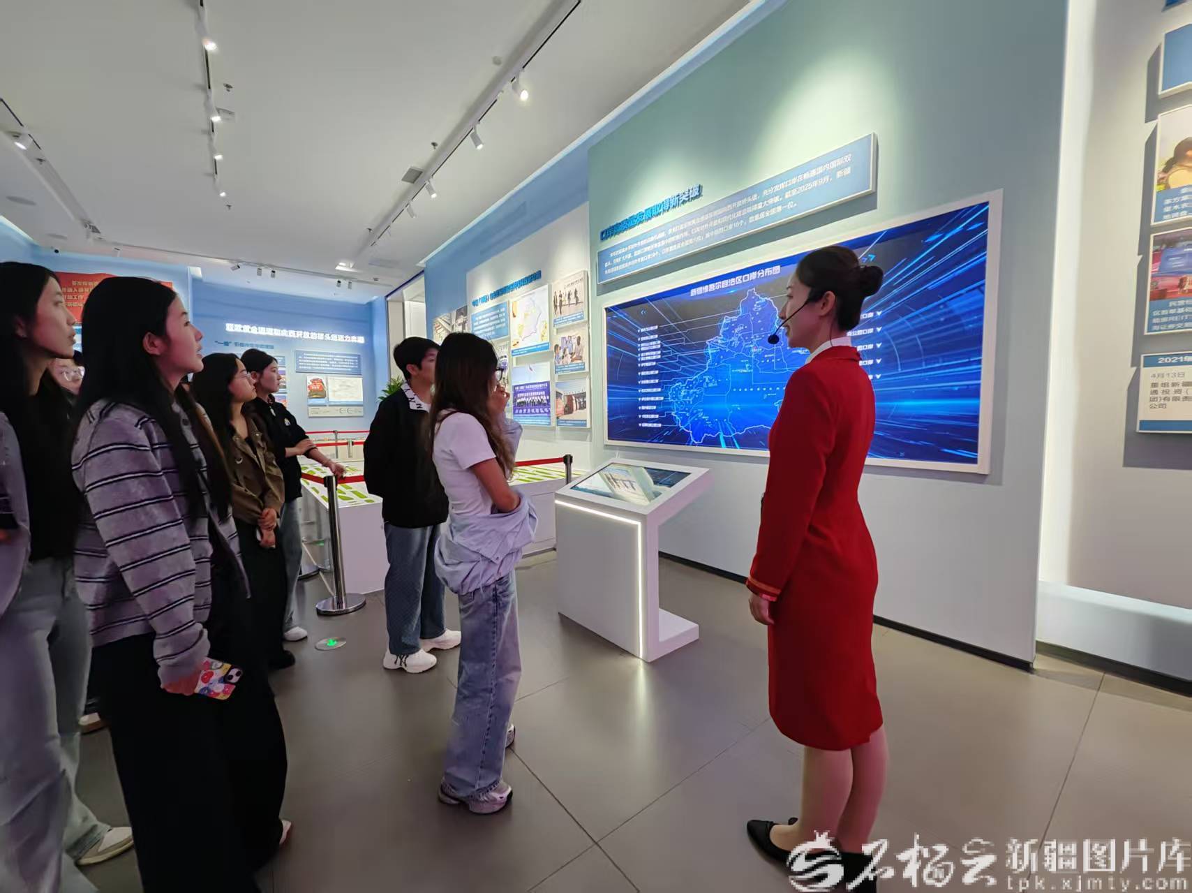 9月28日,在新疆维吾尔自治区成立70周年主题成就展上,参观者聆听新疆口岸介绍。天山网-新疆日报记者 陈蔷薇摄