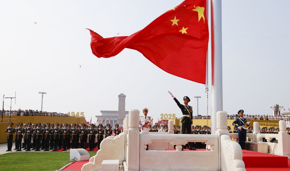 2025年9月3日,纪念中国人民抗日战争暨世界反法西斯战争胜利80周年大会在北京隆重举行。这是天安门广场举行隆重的升国旗仪式。新华社记者 费茂华 摄