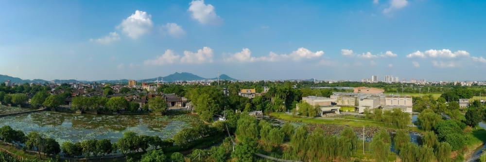 这是9月13日拍摄的塱头村春阳台艺文中心(右侧白色建筑)。画面左侧是塱头村古建筑群。