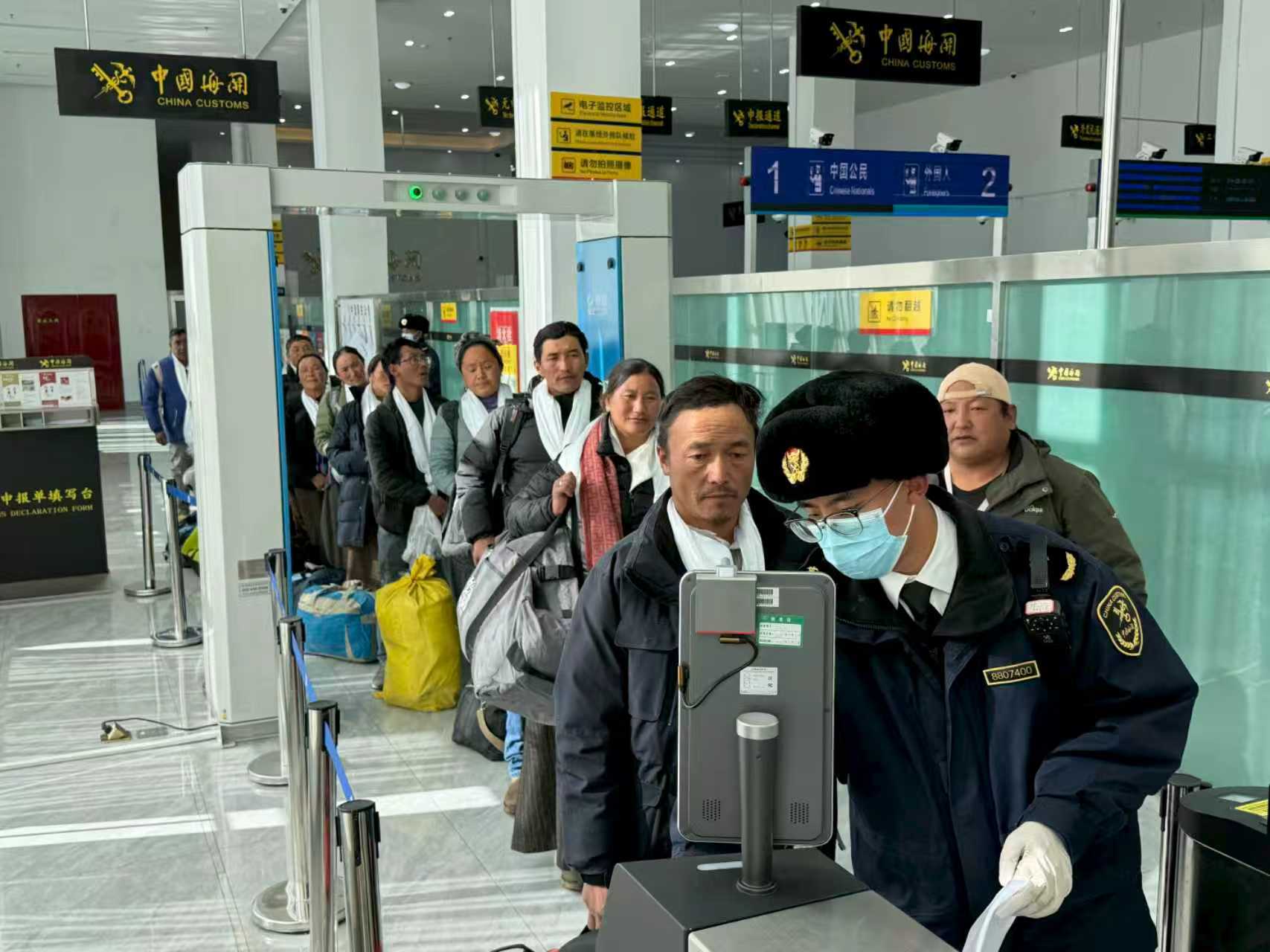11月7日,日喀则海关关员在里孜口岸保障首批尼泊尔旅行团入境通关