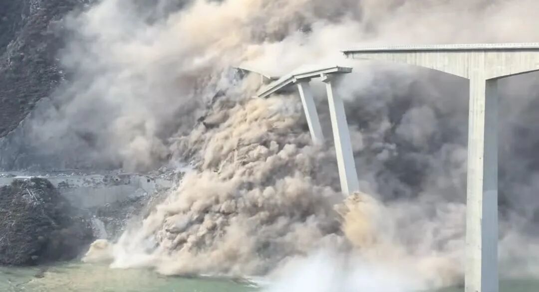 特大桥轰然垮塌,过度基建的隐患不可不防