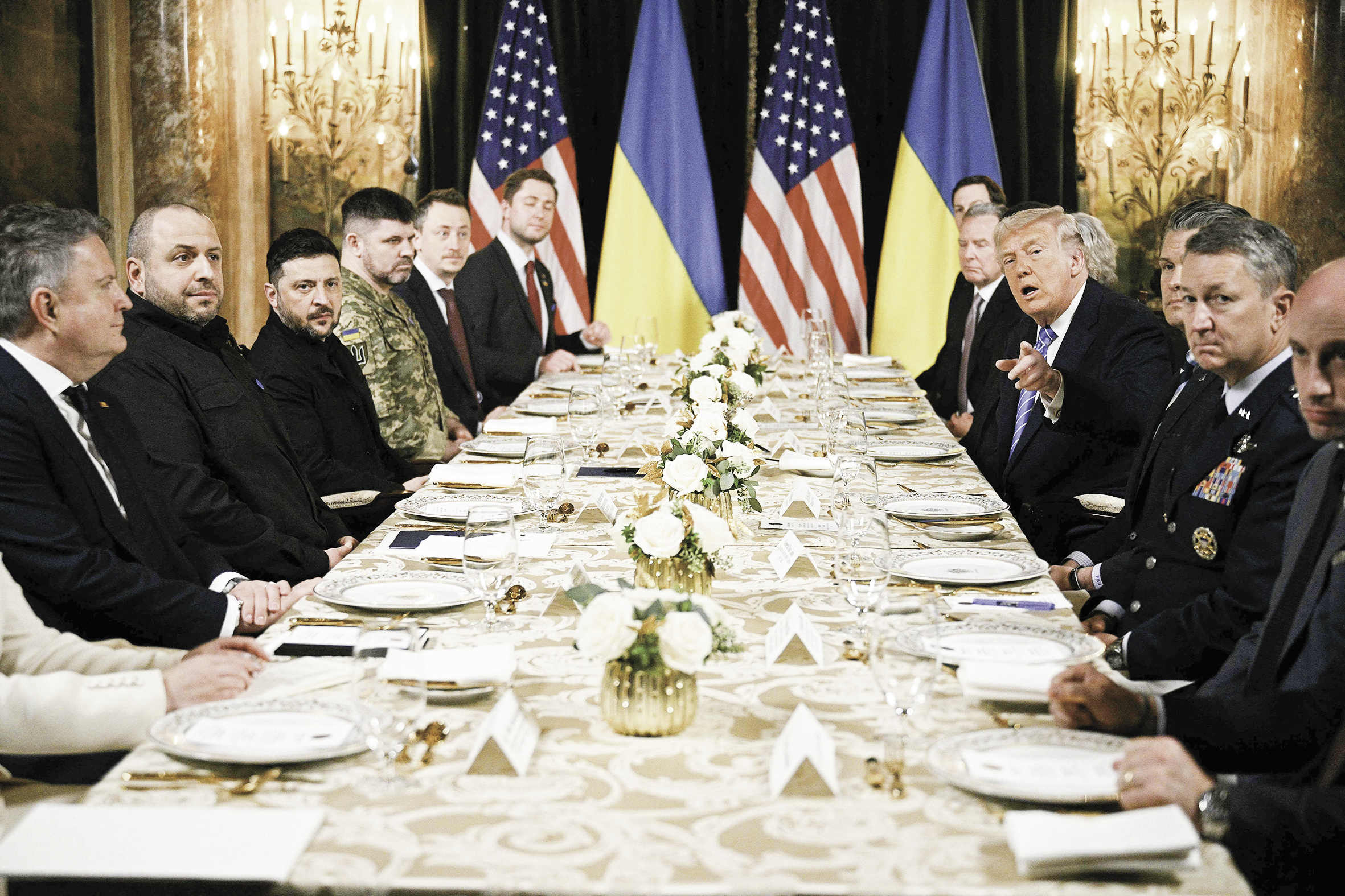 12月28日,美国佛罗里达州海湖庄园,美国总统特朗普和乌克兰总统泽连斯基及两国高官举行会谈。(视觉中国)
