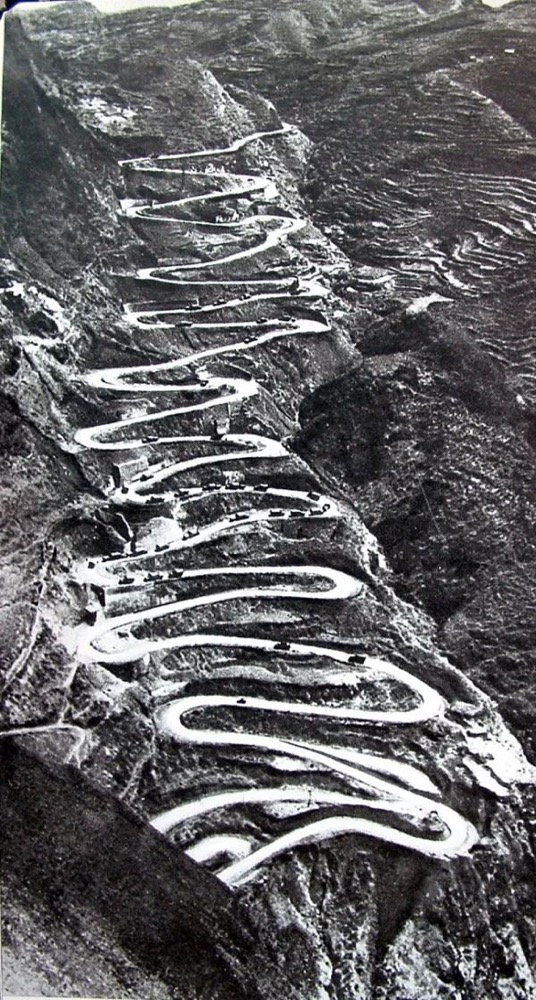 1945年3月26日的晴隆二十四道拐,国际援华物资运输车队正蜿蜒通过