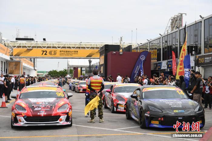 2025年11月13日，第72届澳门格兰披治大赛车开赛，澳门传奇的“东望洋赛道”再度响起赛车引擎的轰鸣声。图为参加练习赛的赛车准备出发。　中新社记者 郑嘉伟 摄